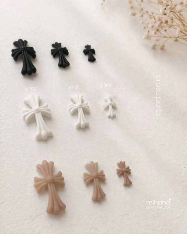 大人気のクロスパーツ✝️
お好きなカラーでお作り出来ます！
大：700円
中：500円
小：300円

#MIHANAネイルサロン 
@mihana_nail 

埼玉県川口市並木4-1-5 木村ビル1F 
（西川口駅 徒歩5分）

🕒 OPEN 11:00 / LAST 20:00 

📩 ご予約 / お問い合わせ 
・HotPepper 
・LINE公式 

※プロフィールURLからご予約いただけます 

#西川口ネイル #韓国ネイル 
#ワンホンネイル #ちゅるんネイル